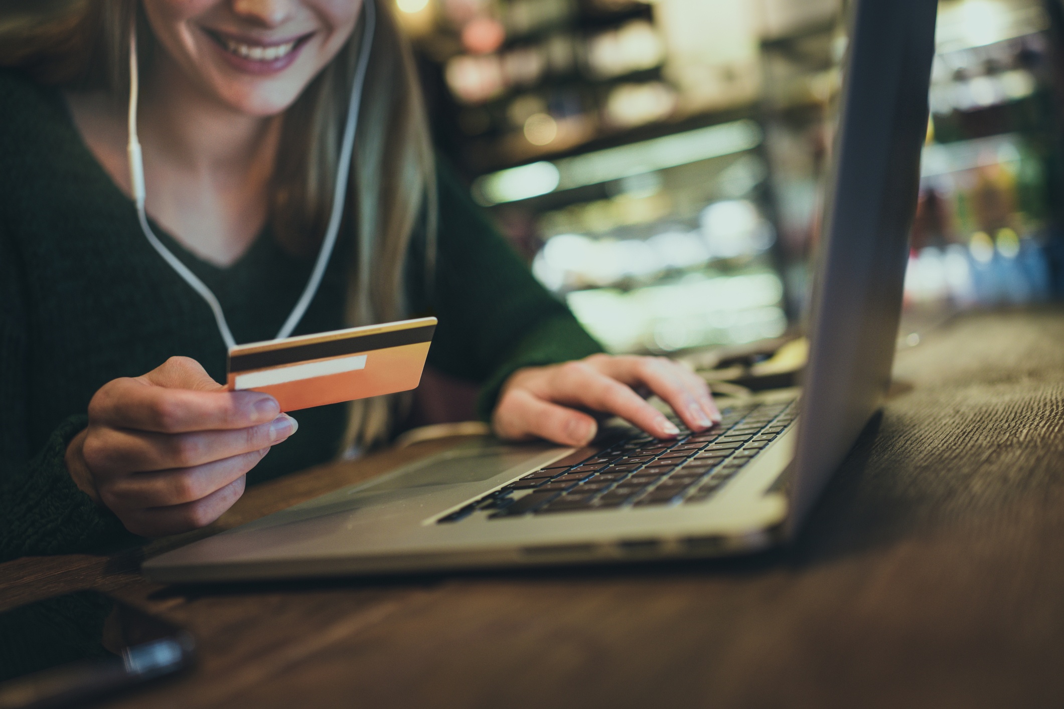 Femme payant avec une carte de crédit sur un ordinateur portable